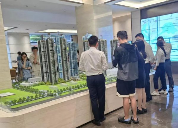 棒棒策略 记者实探丨公积金贷款利率下调，咨询和申请者明显多起来