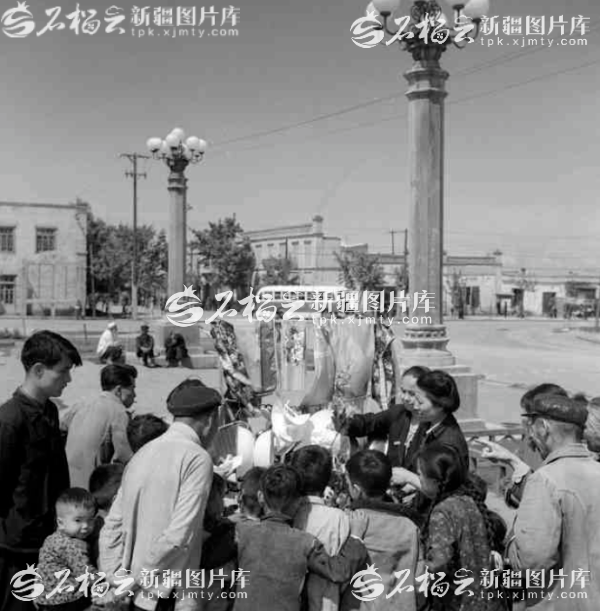 财新网 照片里的新疆⑯丨从流动售货到一站式购物